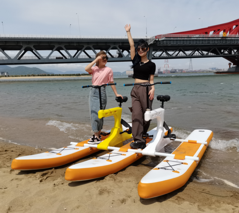 Bicicleta de pedal de agua de mar de ciclo flotante inflable, barco de bicicleta
