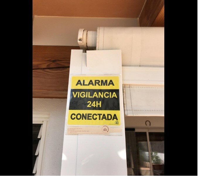 Self-adhesive warning poster alarm 15x15 alarm 24H connected surveillance rotulo amarillo in castellano