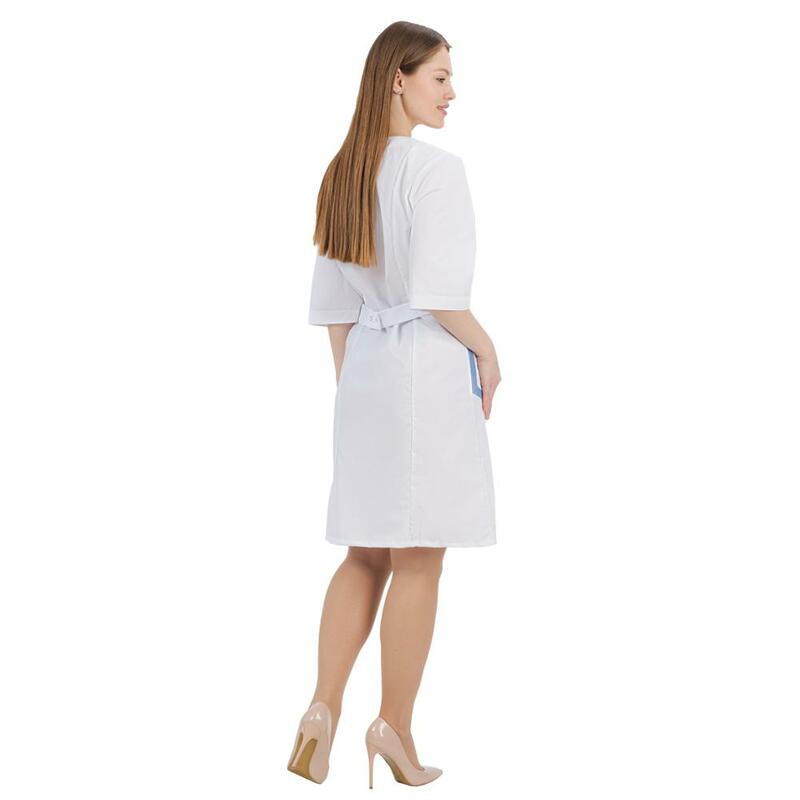 Médico femenino traje ivuniforma Inter de blanco con azul de