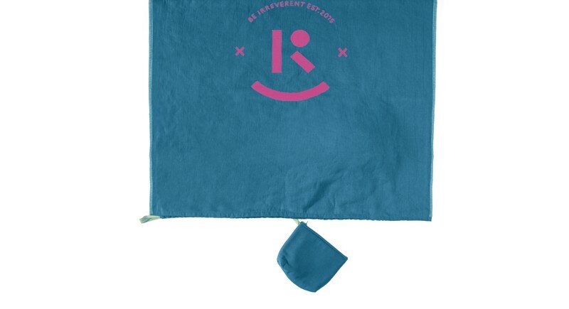 Irrévérencieux BE made sac à dos Convertible en réseau de serviette de plage motif BE2, comprend un lavage de voiture oreiller hermétique et gonflable
