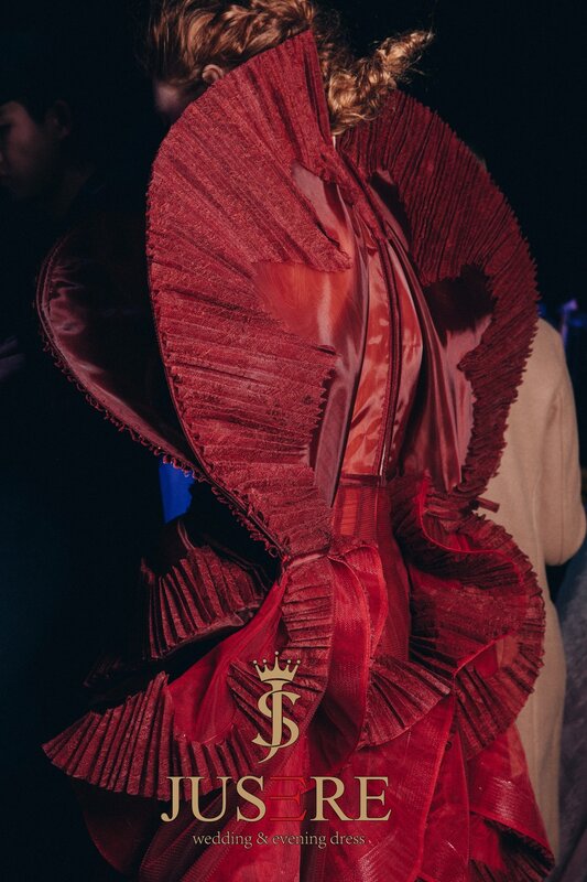 Jusereファッションショーブルゴーニュハイカラーロングイブニングドレスレースアップリケ刺繍花床の長さフォーマルガウン