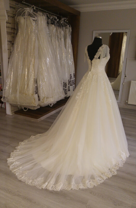 Vestido de casamento customizável sem mangas feito à mão com decote em v helen vestido de noiva rendas alta costura usiba design