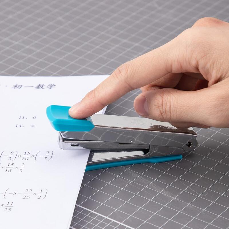 DELI เครื่องเย็บกระดาษขนาดเล็ก NO.10โลหะทนทานแฟชั่นสีเย็บโรงเรียนอุปกรณ์สำนักงานเครื่องเขียน