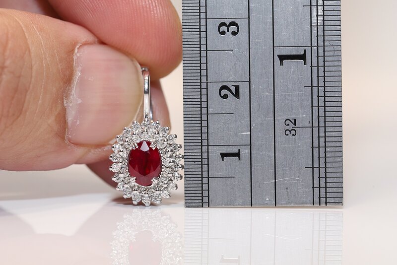 Pendiente bonito decorado con diamantes naturales y rubí de oro de 18k perfecto