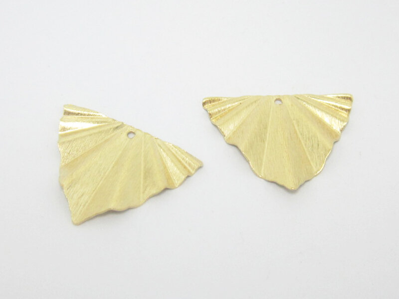 Encantos triangulares de latón 29x22mm colgante texturizado de latón crudo en forma de abanico R556