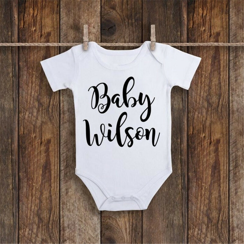 Nach Baby Onesie, Baby Ankündigung Onesie, Schwangerschaft Ankündigung Onesie Personalisierte Letzten Name Baby Body Neugeborenen Geschenk