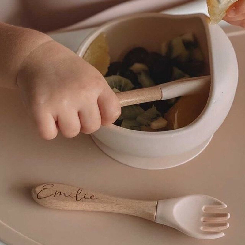 Nama Pribadi Makanan Kelas Bayi Makan Set dengan Sendok, Garpu, Mangkuk Hisap Silikon dan Bib BPA Gratis-Tahap Pertama Diri Makan