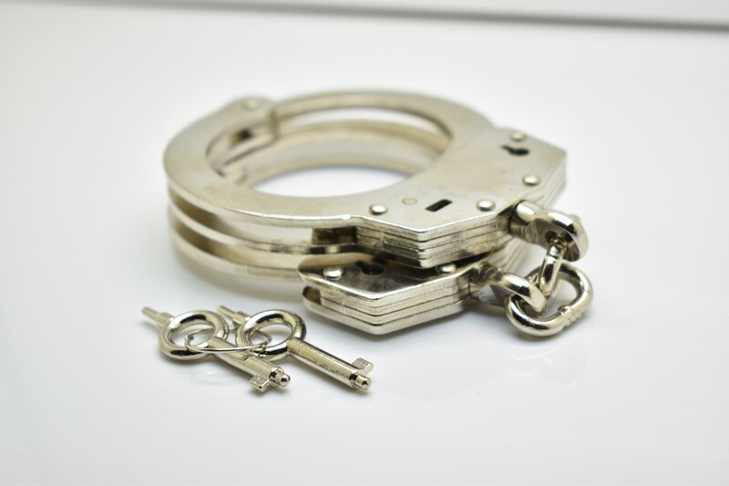 Profesjonalny chrom-stal niklowana kajdanki policja użyj 2 klawiszy podwójny zamek łańcuch klucz Pin mechanizm