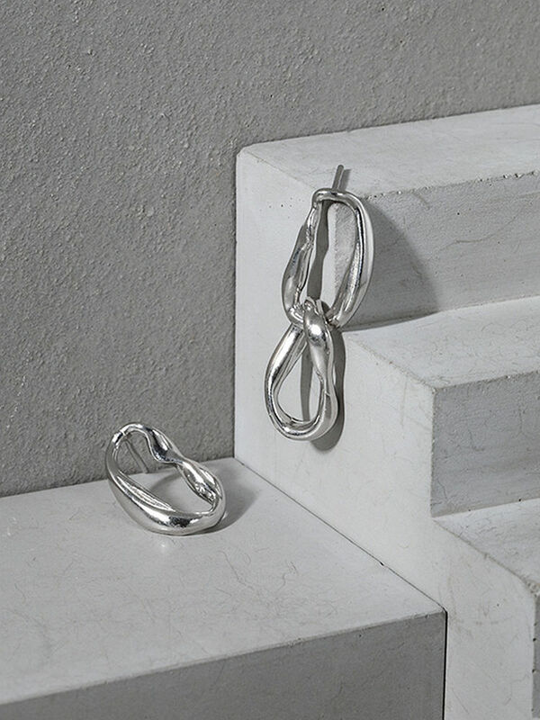 Женские ассиметричные серьги-гвоздики из серебра 925 пробы