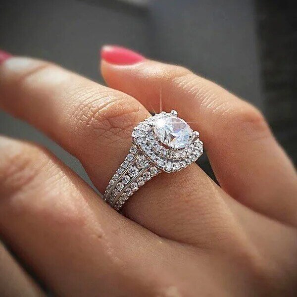 Женское кольцо из белого золота с бриллиантами, 2 карата