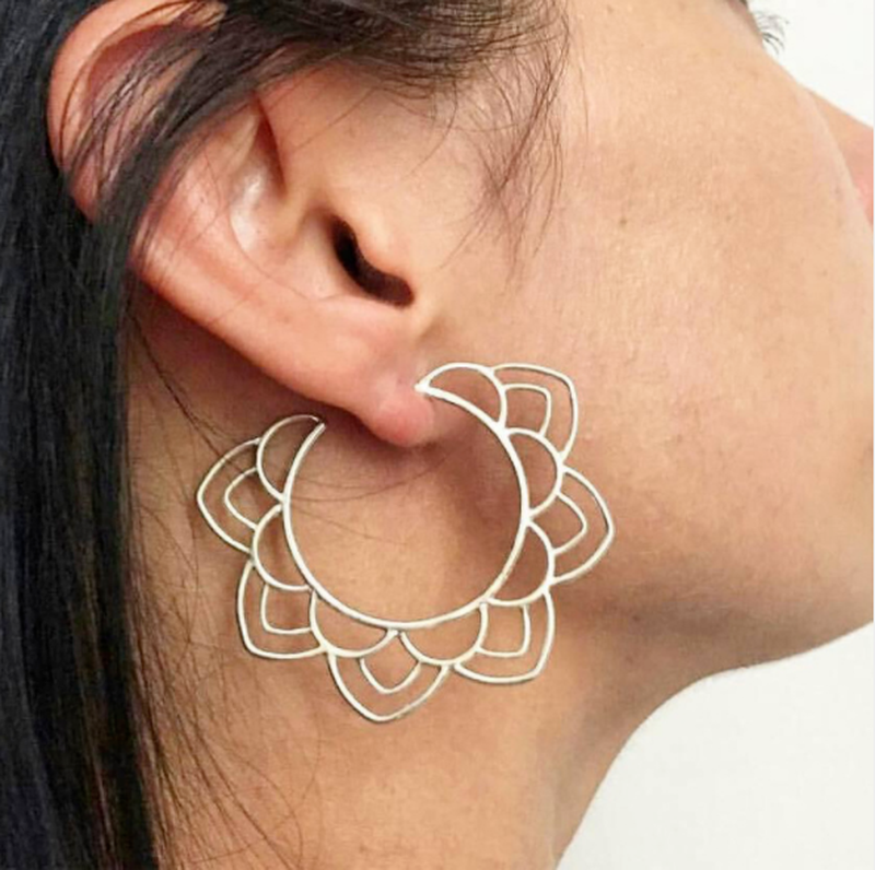 Boucles d'oreilles en forme de fleur ajourée pour femmes, bijoux tendance, cadeau d'anniversaire