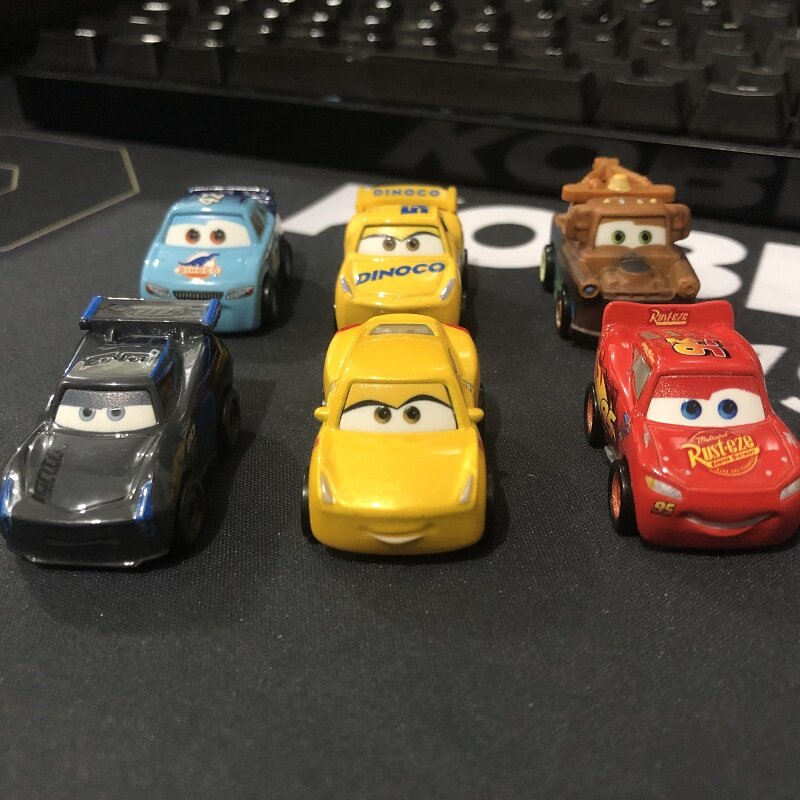 Jouets de voiture en alliage de haute qualité, Disney Pixar Cars 3 Mini McQueen, modèles de dessins animés, cadeau d'anniversaire pour enfants