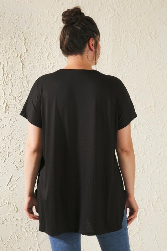 Blusa estampada de talla grande de color negro