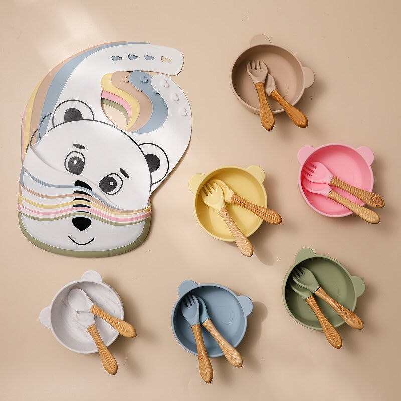 4 pezzi Set di stoviglie per l'alimentazione del bambino bavaglino in Silicone forchetta e cucchiaio orso del fumetto Silicone impermeabile BPA gratuito per forniture per bambini