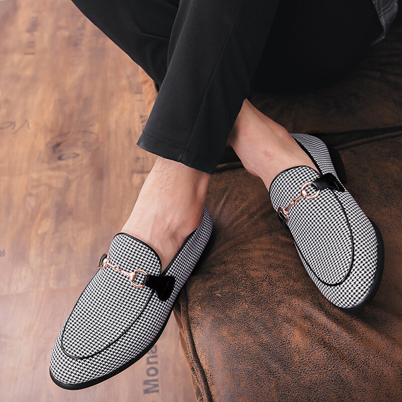 รองเท้าผู้ชายใหม่คลาสสิก Handmade สีดำและสีขาว Lattice High-End Metal One-Step สบาย All-Match loafers 3KC713