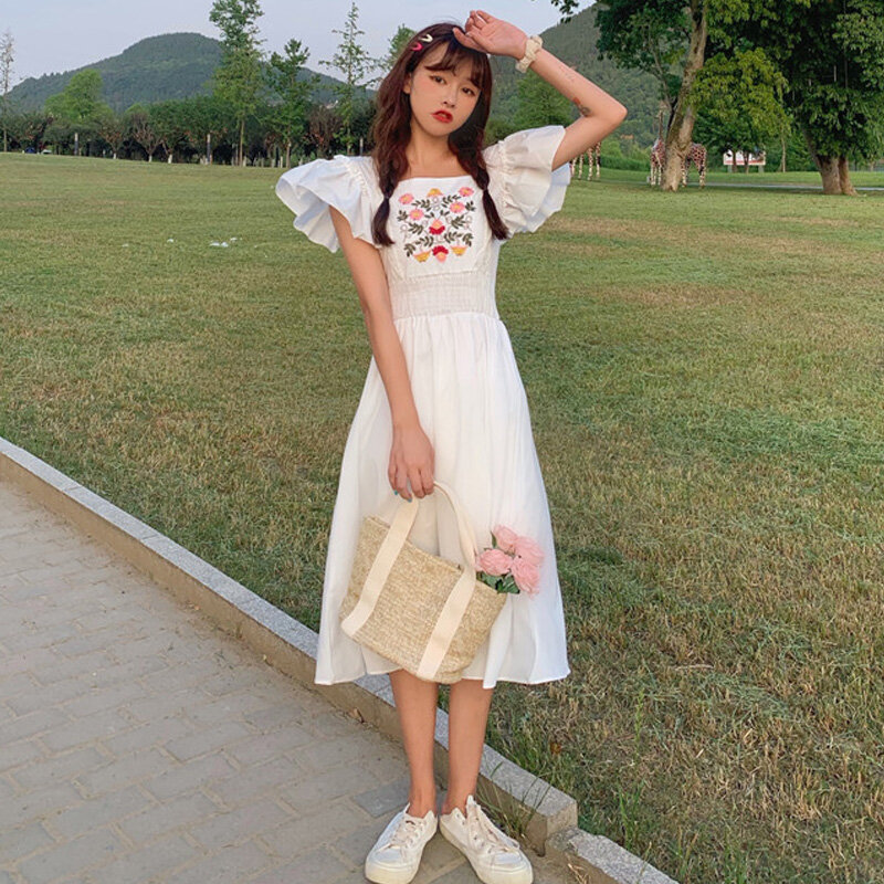 Uma peça feminina bordado coreano doce voar mangas vestido 2021 verão novo vintage chique vestido floral moda vestido de fadas mujer