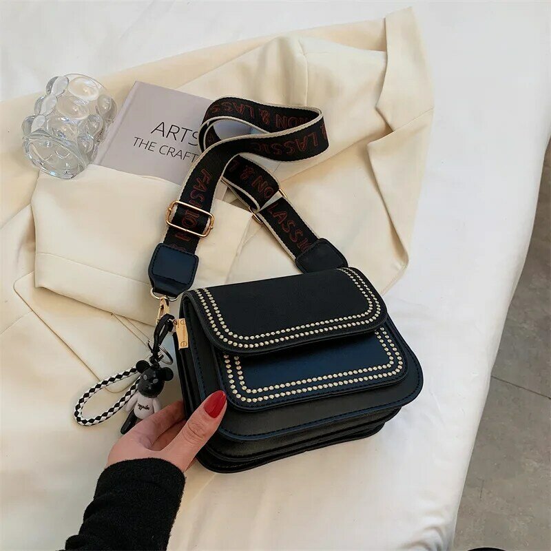 여성을위한 패션 와이드 스트랩 숄더 가방 2021 빈티지 솔리드 Pu 가죽 작은 정사각형 가방 모든 일치 고품질 크로스 바디 가방