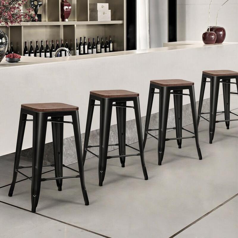 Zestaw 4 stołków barowych bez pleców 26 ''metalowy stołek do układania w stos w/siedzisko drewniane HW66692BK-4