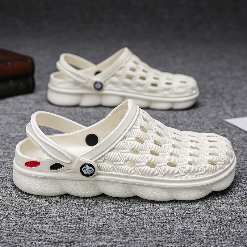 Sandal Luar Ruangan Pria Ukuran Besar 40-45 Crocs Fashion Kepribadian EVA Flip-Flop Terintegrasi Sandal Roti Pria Musim Panas Antiselip