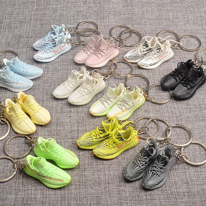 Model Sepatu Gantungan Kunci Sneakers Yeezye Mini 3D Liontin Ransel untuk Hadiah Pesta Ulang Tahun Pacar Gantungan Kunci Sepatu Berkualitas Tinggi Populer