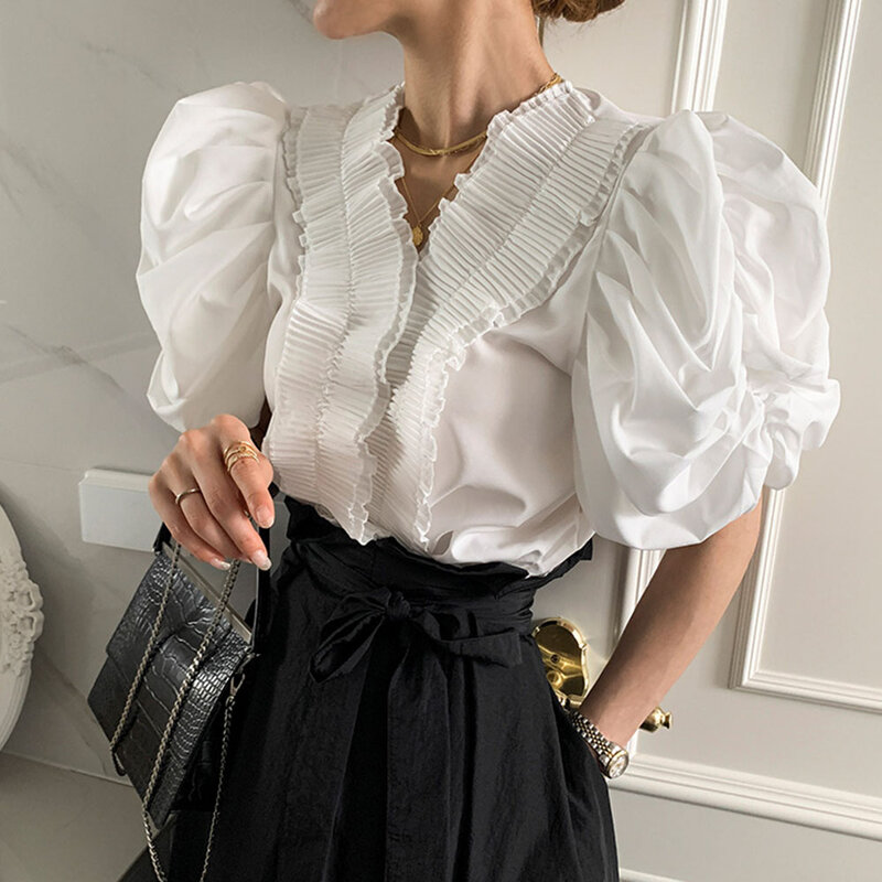 Mode-Design Plissee V-ausschnitt Bluse frauen Sommer Einfarbig Japanischen Stil Temperament Plissee Splicing Puff Hülse 2021