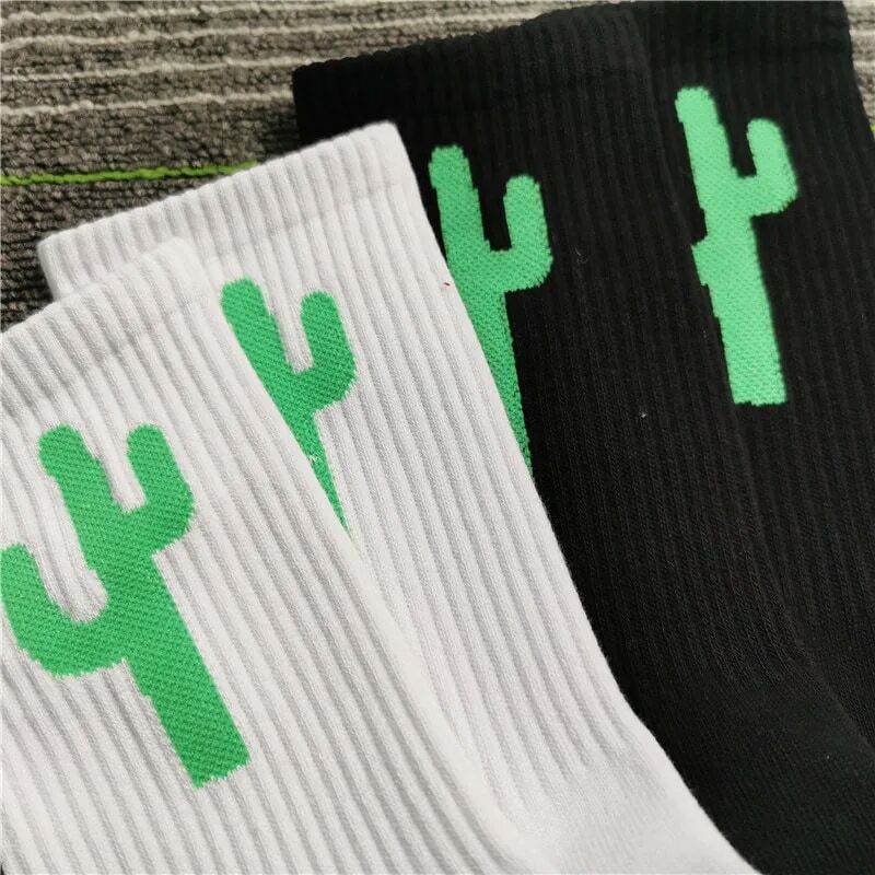 Cacto verde farpado espinhoso e brilhante, meias de moda de rua para engraçada e fresca de algodão de desenho animado