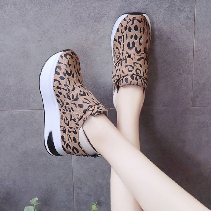 Leopard Velcro Sepatu Platform Kasual Penambah Internal Sepatu Tunggal Wanita Musim Gugur 2021 Sepatu Vulkanis Wanita Cocok untuk Semua Pasangan