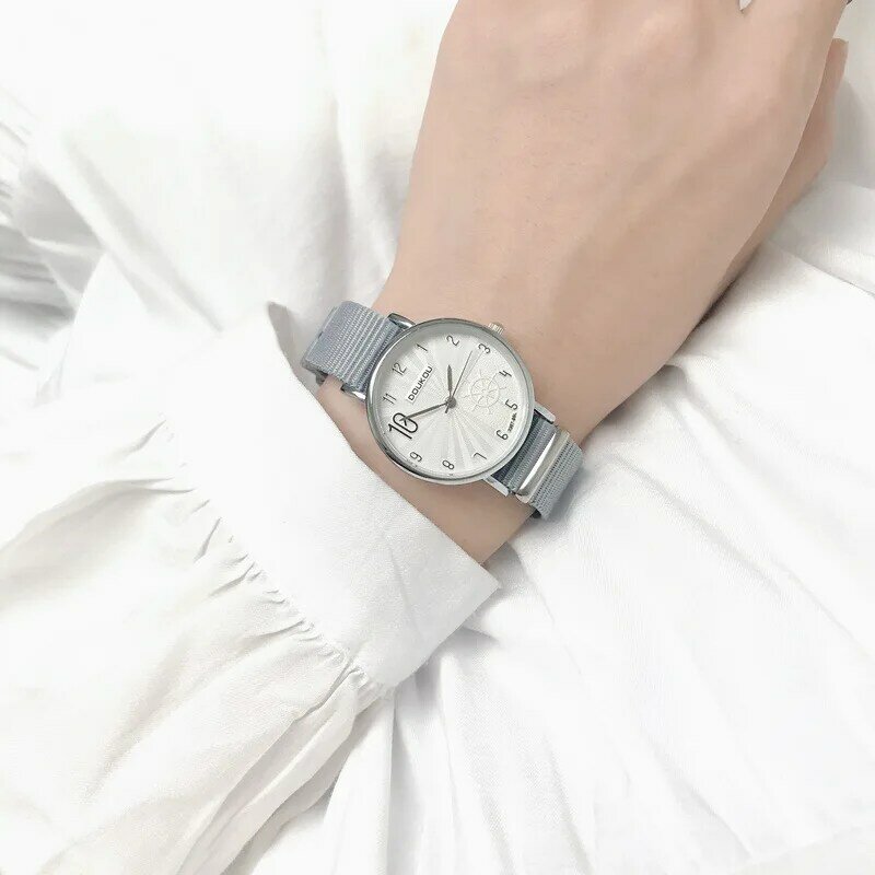 แฟชั่นผู้หญิงนาฬิกา Simple เกียร์ Dial Ladies นาฬิกาข้อมือควอตซ์ Casual ไนลอนสีชมพูสายนาฬิกาผู้หญิงนาฬิกา...