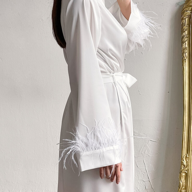 Hiloc-Bata de seda satinada con plumas para mujer, camisón de manga larga, elegante, blanco, de invierno