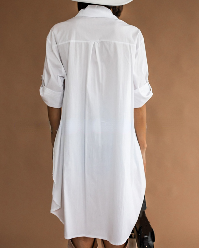 Белая рубашка с длинным рукавом и асимметричным отворотом