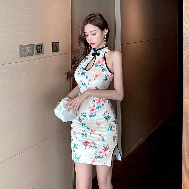 2021 여름 Cheongsam 향상된 새로운 여성 복고풍 인쇄 섹시한 패키지 엉덩이 분할 앵커 드레스