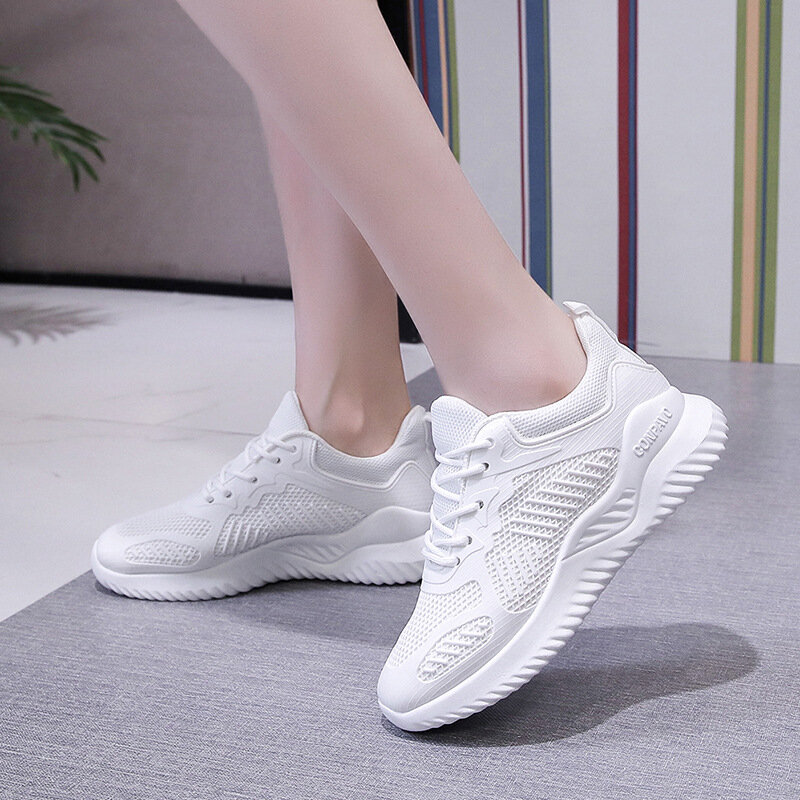 Zapatillas informales de deporte transpirables para mujer, zapatos planos de malla a la moda, calzado vulcanizado de gimnasio, color blanco, 2020