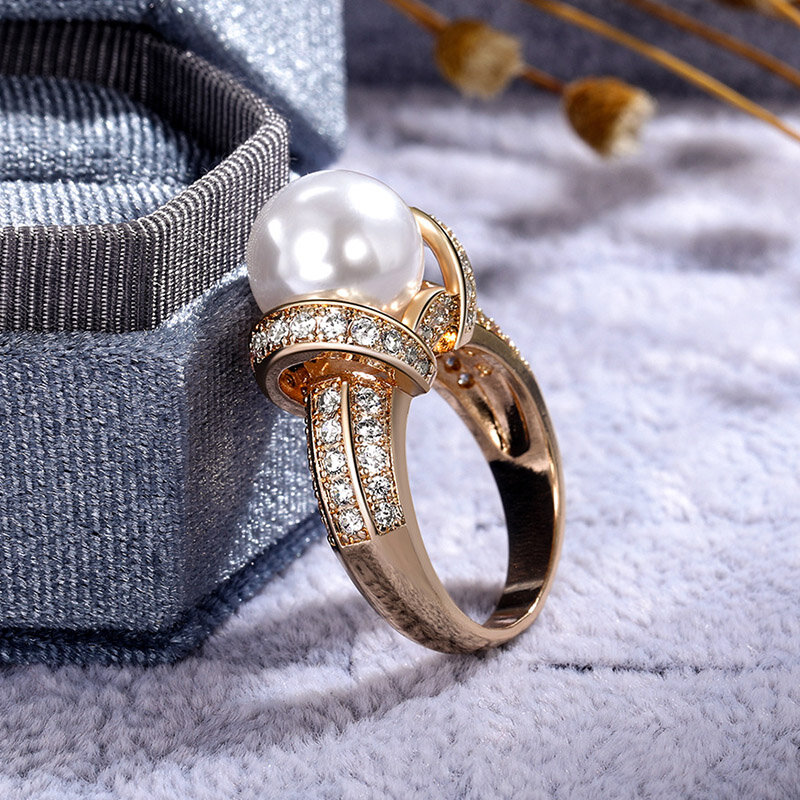 Женское кольцо с искусственным жемчугом и микро-инкрустацией из фианита