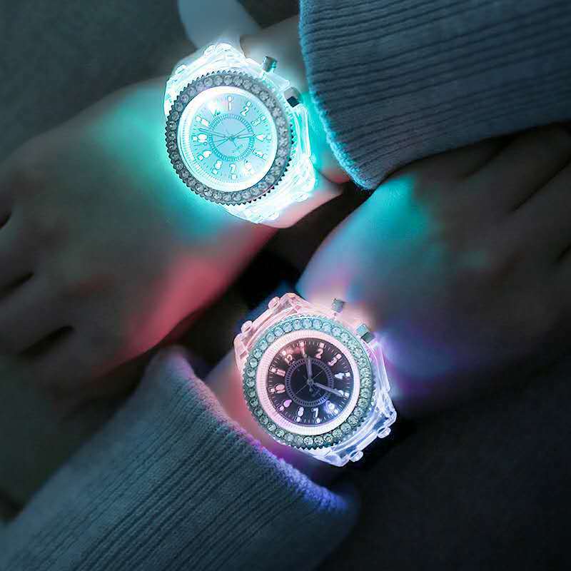 Цветные светильник ящиеся Силиконовые кварцевые часы для детей девочек мальчиков Модный браслет светящиеся студенческие наручные часы