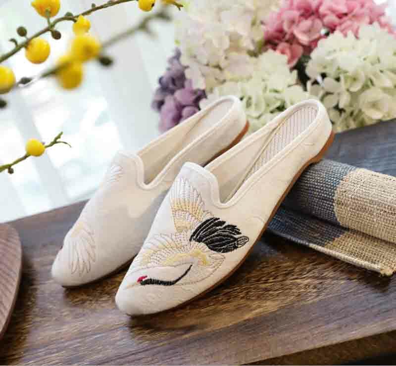 Modne pantofle damskie chińskie starożytne hafty Hanfu białe buty bez obcasów letnie buty Hanfu szpiczaste kapcie dla kobiet duże