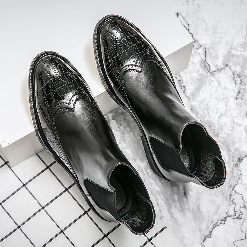 Chaussures pour hommes, faites à la main, de haute qualité, noires, bout rond ajouré, survêtements sculptés à la mode, broche décontractée, bottes Chelsea XM495