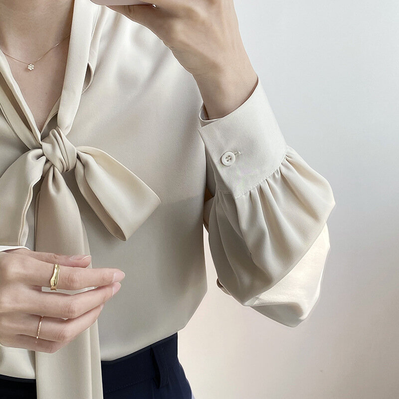 Desain Kemeja Lengan Panjang Gulungan Apung Prancis Merasakan Temperamen Wanita Jaket Kemeja Satin Musim Semi 2021