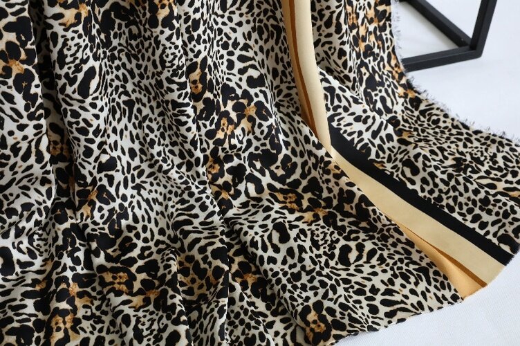 Lebar 59''animal Leopard Ular Zebra Gelombang Titik Fashion Kain Musim Semi dan Musim Panas Cetak untuk Bahan Pakaian dengan Halaman