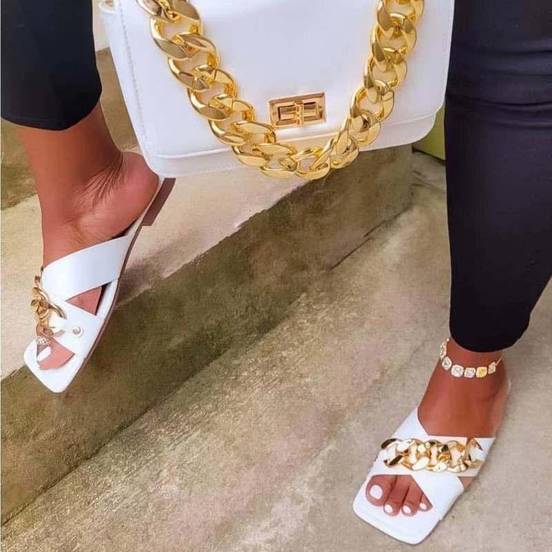 Nuove pantofole estive da donna decorazione in metallo tinta unita punta quadrata scarpe Casual comode scarpe da spiaggia all'aperto a punta aperta 2021