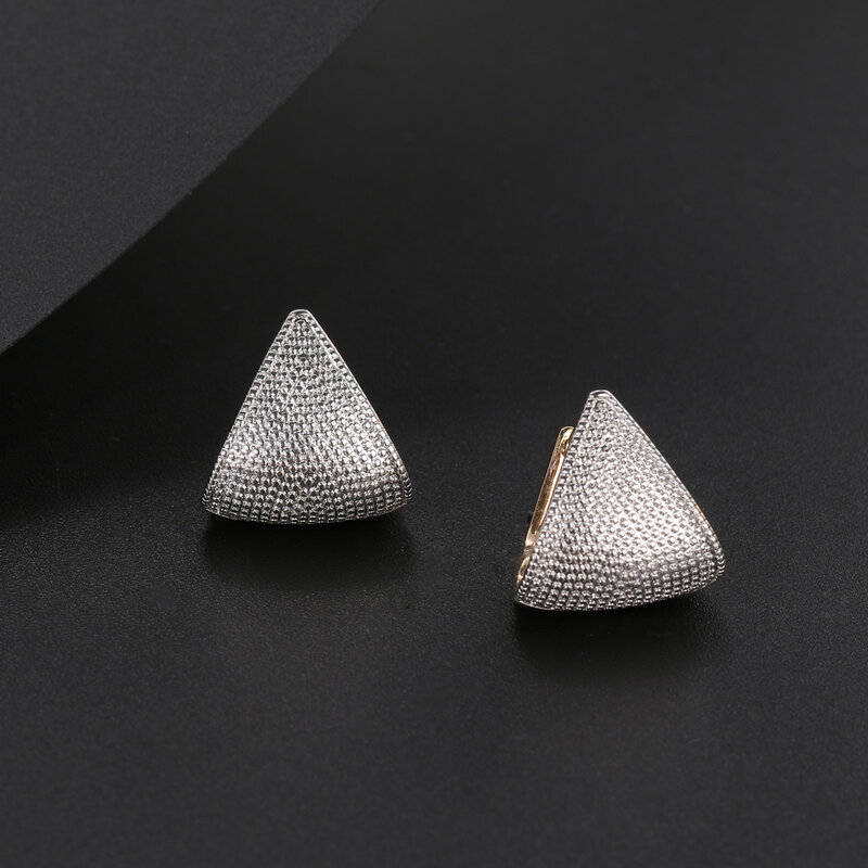 LXOEN ใหม่แฟชั่นสามเหลี่ยมต่างหู Micro Inlay Zirconia Studs หูสำหรับของขวัญเครื่องประดับสตรี