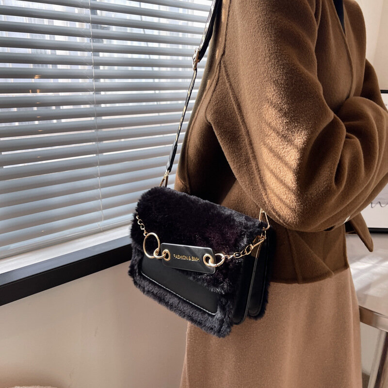 Modne puszyste torebki Crossbody dla kobiet solidne miękkie futerko szeroki pasek torba na ramię z klapką luksusowy projektant torebki wisiorek