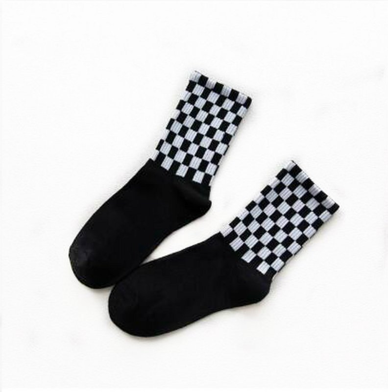 Corea ins de la calle Harajuku bf viento blanco y negro patrón de tablero de calcetines de tubo par nuevos calcetines comprobar calcetines hombres y mujeres