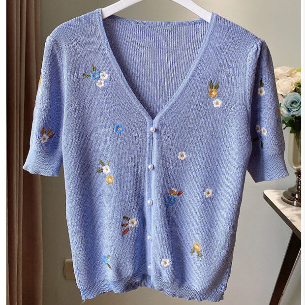 Solid flower embroidery single row buttons V-neck thin bubble sleeve top summer new women's T-shirt