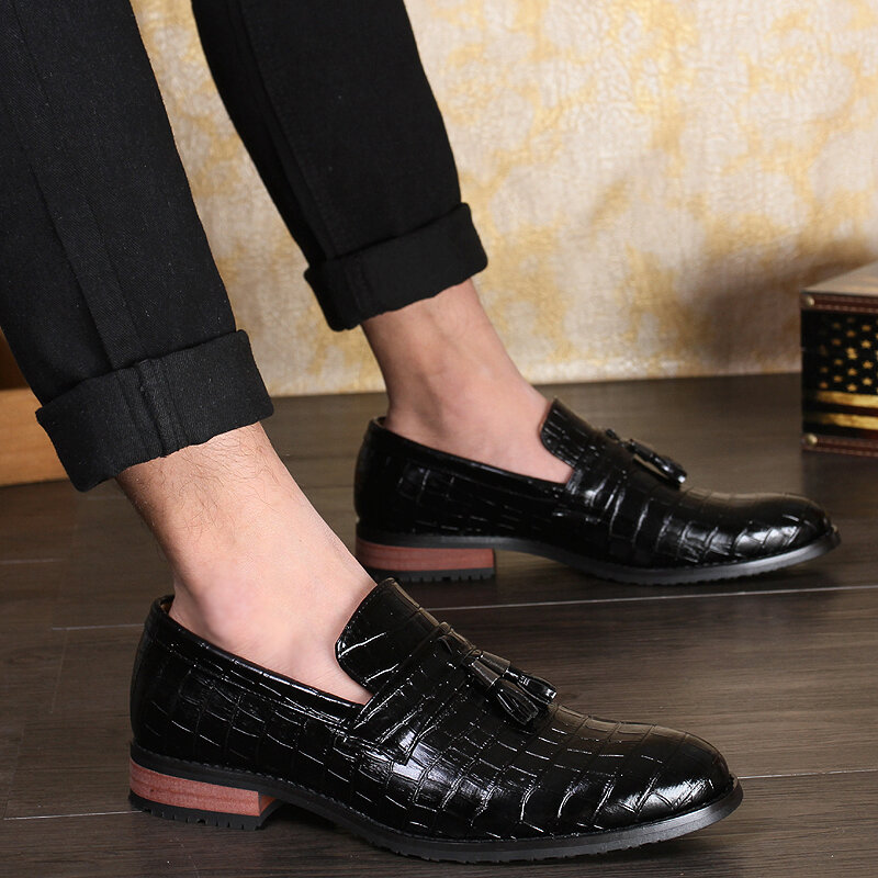 Casual Shoes Men Loafers slip on Tassel Shoes Male Night Club party Fashion Shoes Man breathable Flat autumn Shoes men