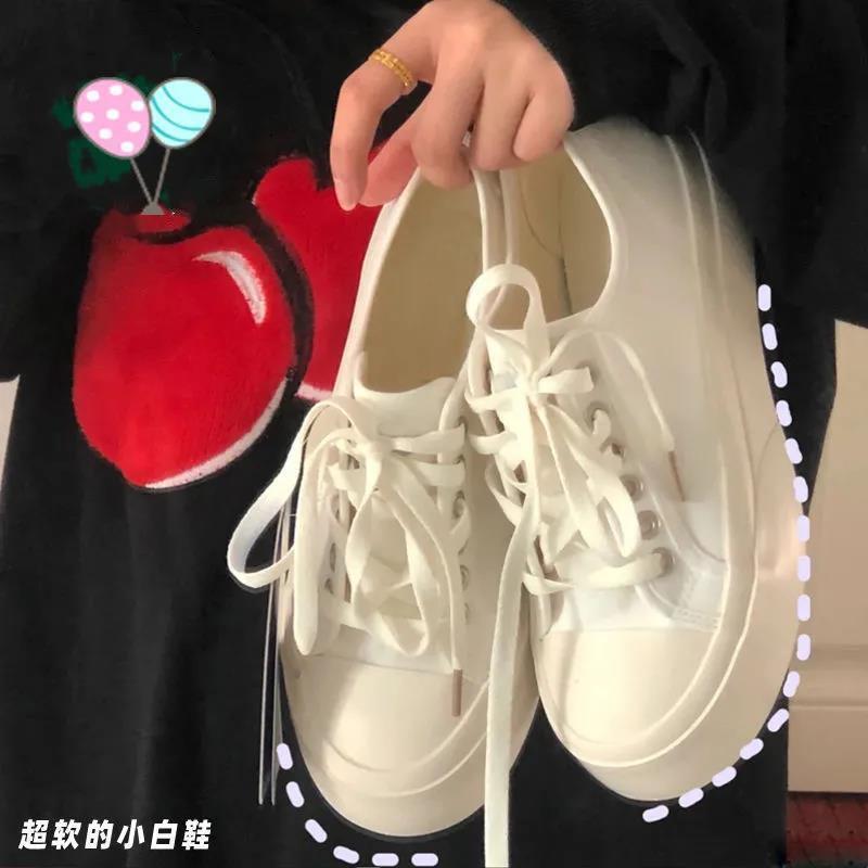 QWEEK frauen Turnschuhe Sport Schuhe Vulkanisierte Mode Wohnungen Casual Weiß Plattform Harajuku Frühling Kawaii Dropshipping