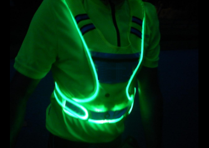 Gilet réfléchissant LED pour cyclisme, équipement de course avec pochette, chargement USB, taille réglable avec 3 Modes lumineux LED, sangles réfléchissantes