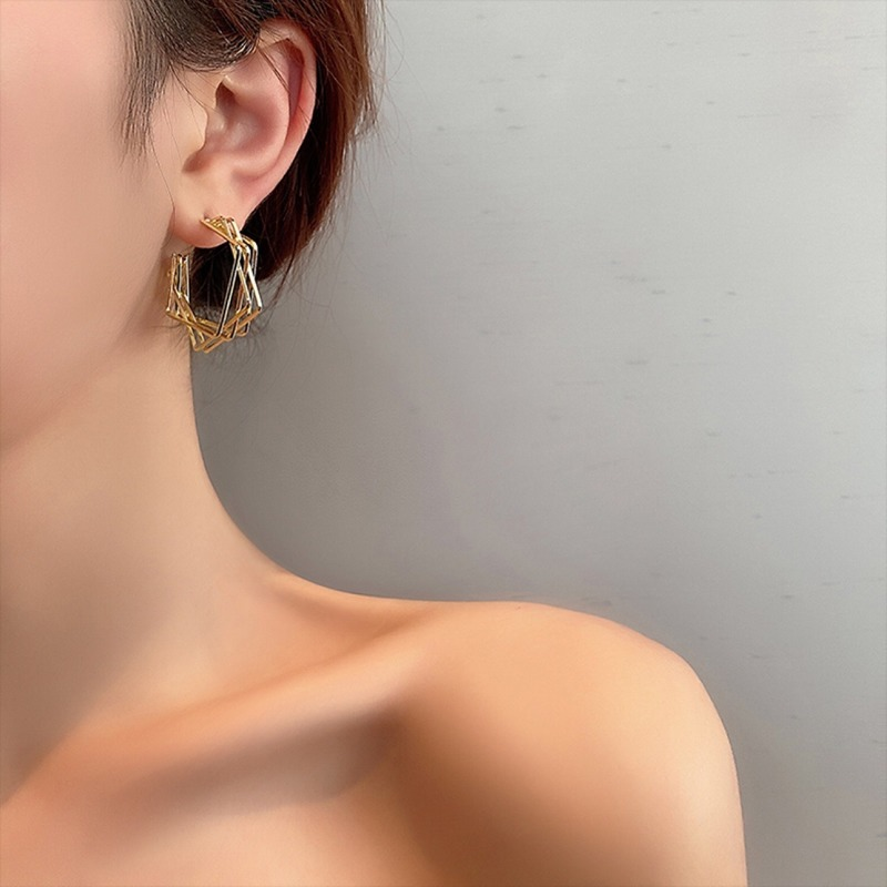 Neue Trendy Koreanische Design Gefühl 925 Silber Nadel Stud Ohrringe Einfache und Kalten Wind Sechs Beschäftigt Stern Metall Layered Ohrringe weibliche