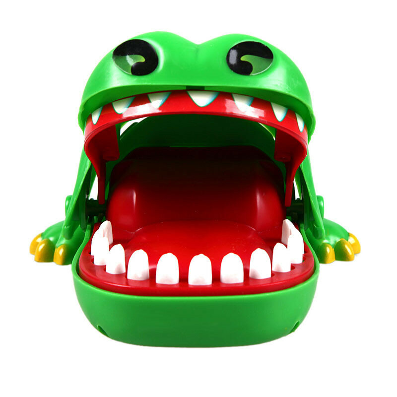 Vendita calda scherzi pratici creativi bocca dente alligatore mano giocattoli per bambini giochi per famiglie gioco classico di coccodrillo a mano mordente