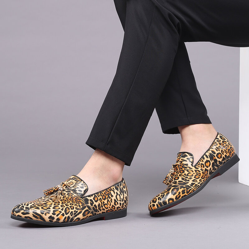 Marca grande tamanho sapatos casuais masculinos de couro moda leopardo sapatos casuais masculinos deslizamento-on respirável franja sapatos casuais masculinos mocassins