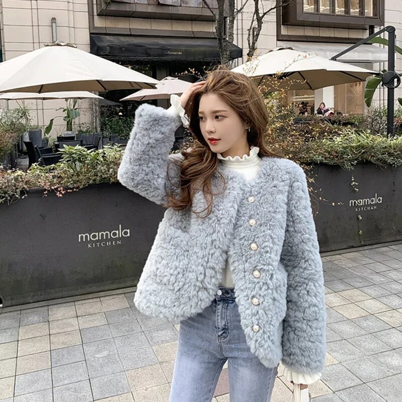 Outono/inverno nova imitação de pele de coelho casaco feminino curto coreano solto selvagem pérola fivela imitação ovelha corte outerwear das mulheres